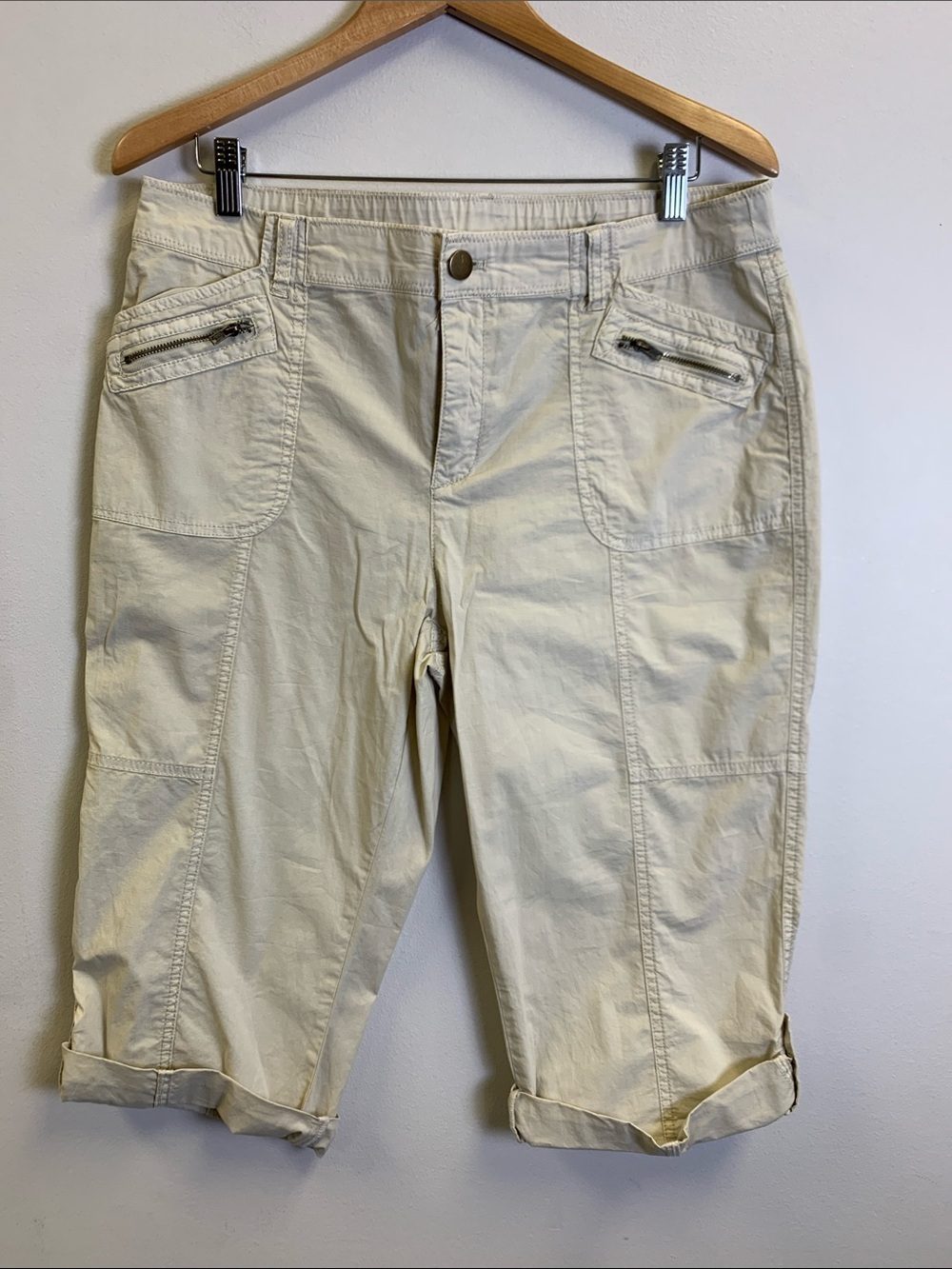 Chico's Cream Cropped Cargo Capris